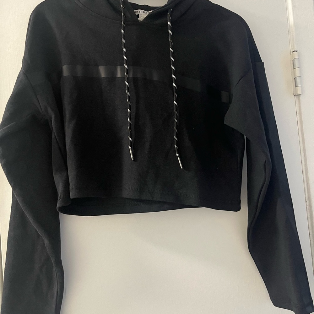 Forever 21 Black Long Sleeve Cropped Hoodie
